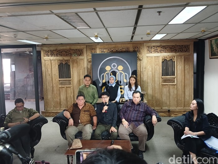 Jumpa pers Ari Bias layangkan somasi pada Agnez Mo Jumpa pers Ari Bias layangkan somasi pada Agnez Mo