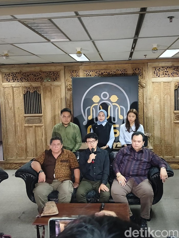 Jumpa pers Ari Bias layangkan somasi pada Agnez Mo Jumpa pers Ari Bias layangkan somasi pada Agnez Mo
