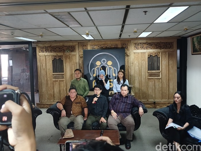 Jumpa pers Ari Bias layangkan somasi pada Agnez Mo Jumpa pers Ari Bias layangkan somasi pada Agnez Mo
