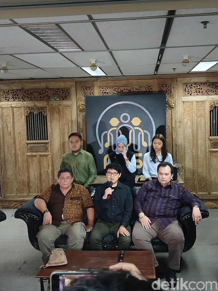 Jumpa pers Ari Bias layangkan somasi pada Agnez Mo Jumpa pers Ari Bias layangkan somasi pada Agnez Mo