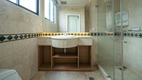 Interior kamar mandi penthouse Arief Muhammad menggunakan bahan marmer dengan aksen persegi warna hitam. Ia pun menambahkan ruang penyimpanan di bawah wastafel. Foto: Instagram