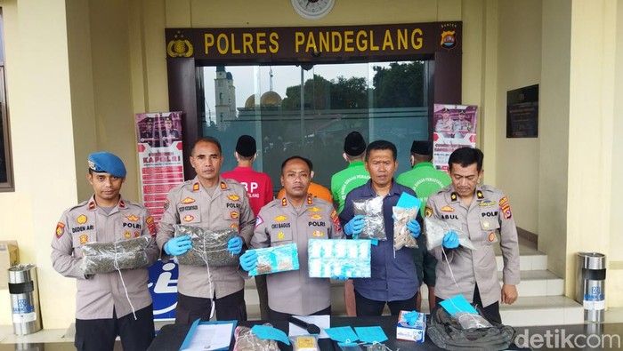 Kapolres Pandeglang AKBP Oki Bagus Setiaji ungkap kasus tindak pidana narkotika di Mapolres Pandeglang (Aris Rivaldo/detikcom)