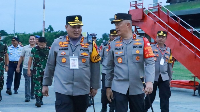 Kapolresta Bnayuwangi Kombes Nanang Haryono mendampingi Kapolda Jatim Irjen Imam Sugianto memastikan kesiapan lokasi di acara Jokowi