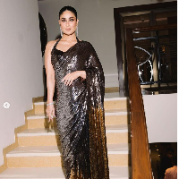 Ibu dua anak itu pernah berbagi rahasia perawatan kecantikannya. Dalam hal skincare, dia menerapkan CTM yaitu Cleansing-Toning-Moisturizing. Dia menggunakan pembersih wajah yang lembut, dilanjutkan dengan toner untuk menyeimbangkan pH kulit dan kemudian mengaplikasikan pelembab. Kareena juga tak lupa memakai tabir surya sebelum keluar rumah, termasuk saat hari mendung. Foto: Dok. IMDb, Instagram Kareena Kapoor