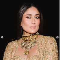 Seperti dikutip dari Mirchi, Kareena Kapoor mengaku dia sesekali menggunakan madu alami untuk membersihkan wajah. Madu memiliki sifat antibakteri alami sehingga menjadi pembersih yang efektif untuk kulit yang rentan berjerawat. Madu juga membantu melembabkan dan menenangkan kulit, menjadikannya lembut dan kenyal. Foto: Dok. IMDb, Instagram Kareena Kapoor