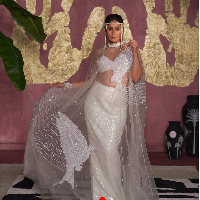 Kini 23 tahun berlalu setelah film Asoka rilis, penampilan Kareena Kapoor di layar lebar tersebut jadi tren di TikTok. Sederet influencer TikTok membuat makeup ala Asooka dengan menggunakan lagu soundtrack film tersebut, San Sanana. Foto: Dok. IMDb, Instagram Kareena Kapoor