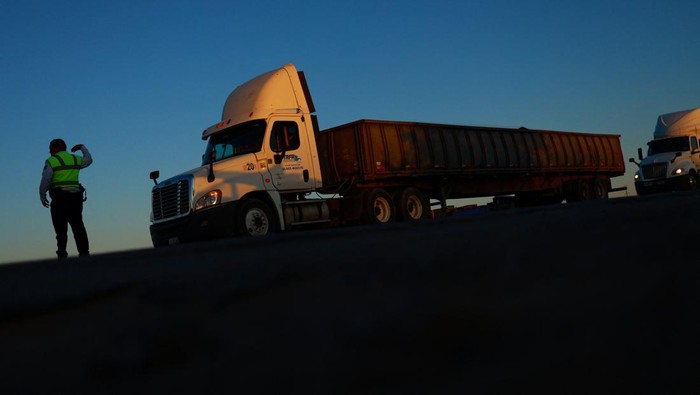 A drone view shows trucks waiting in a queue to cross into the United States through the Jeronimo-Santa Teresa International Crossing, which connects the city of Ciudad Juarez with Santa Teresa, New Mexico, after the Texas Department of Public Safety (DPS) increased security inspections on all cargo vehicles entering through El Paso, Texas, in Ciudad Juarez, Mexico May 2, 2024. REUTERS/Jose Luis Gonzalez