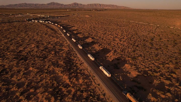 A drone view shows trucks waiting in a queue to cross into the United States through the Jeronimo-Santa Teresa International Crossing, which connects the city of Ciudad Juarez with Santa Teresa, New Mexico, after the Texas Department of Public Safety (DPS) increased security inspections on all cargo vehicles entering through El Paso, Texas, in Ciudad Juarez, Mexico May 2, 2024. REUTERS/Jose Luis Gonzalez