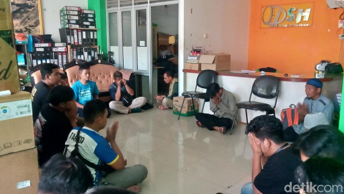 Para kolega korban Laka tol berkumpul di kantor DSH Klaten.