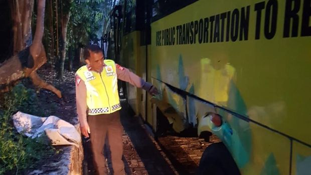 Kecelakaan mobil Honda HR-V dan Bis Kuning di UI mengakibatkan kedua kendaraan rusak, Jumat (3/5/2024).