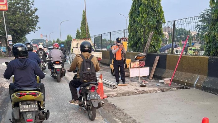Ada Perbaikan Jalan, Lalin Terminal Kampung Rambutan Arah Pasar Rebo Macet