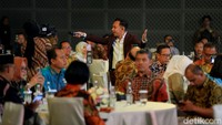 Pongki Barata membawakan sederet hits miliknya seperti Seperti yang Kau Minta, Setia, dan Selamat Malam Dunia.