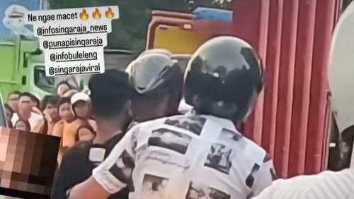 Keributan pria dengan polisi di simpang empat Penarukan, Buleleng. (Tangkapan layar video viral)