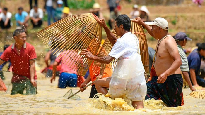 Keseruan Tradisi Menangkap Ikan di China Warga China melakukan kegiatan menangkap ikan dengan cara tradisional. Mereka menangkap ikan menggunakan perangkap dari bambu.