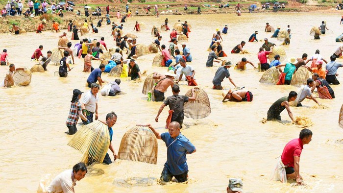 Keseruan Tradisi Menangkap Ikan di China Warga China melakukan kegiatan menangkap ikan dengan cara tradisional. Mereka menangkap ikan menggunakan perangkap dari bambu.