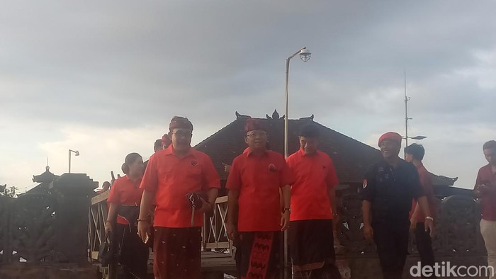 Ketua DPD PDIP Bali Wayan Koster seusai menggelar konsolidasi dengan DPC PDIP Buleleng, di Gedung Mr Gusti Ketut Pudja, Eks Pelabuhan Buleleng, Jumat (3/5/2024). (Foto: Made Wijaya Kusuma/detikBali)