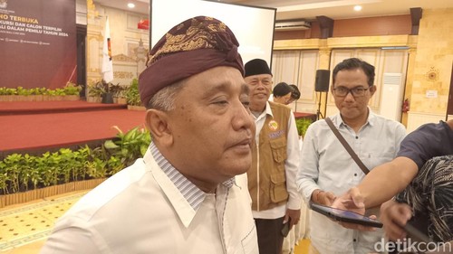 Ketua KPU Bali I Dewa Agung Gede Lidartawan saat memberikan keterangan pers di sela-sela rapat pleno penetapan anggota DPRD Bali terpilih di Denpasar, Kamis (2/5/2024). (Aryo Mahendro/detikBali)