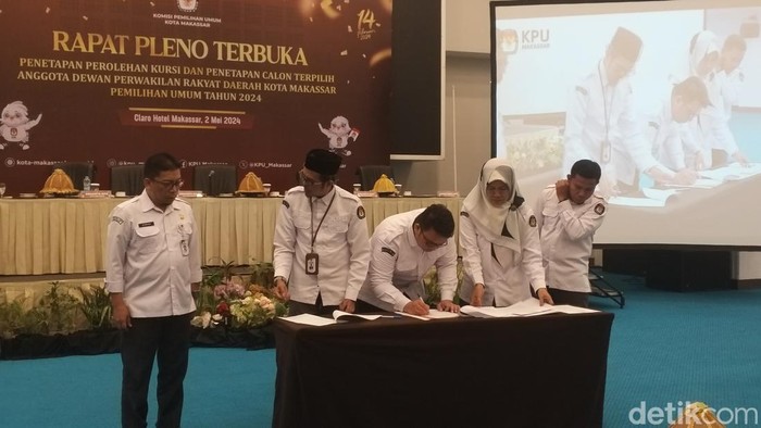Komisioner KPU Kota Makassar menandatangani berita acara penetapan kursi dan calon terpilih anggota DPRD Makassar pada Pemilu 2024.