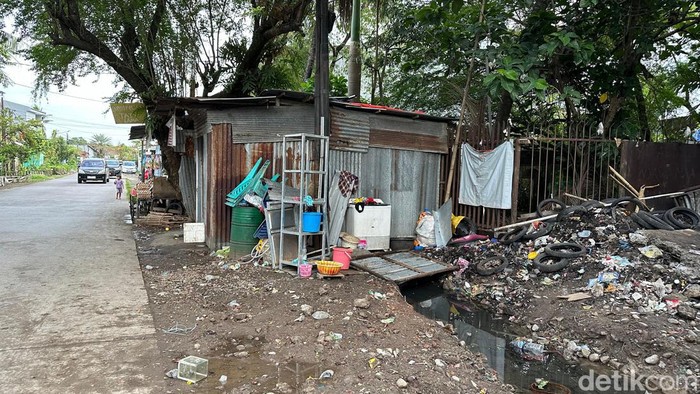 Kondisi PKL yang dituding menghambat perbaikan drainase di Kecamatan Tamalate, Makassar.