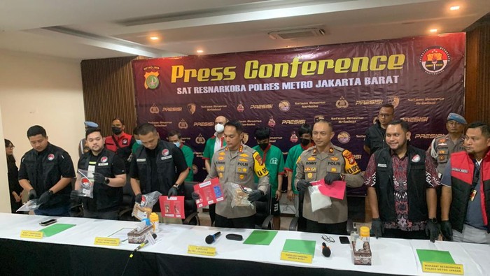 Polisi Buru Pemasok Narkoba ke Rio Reifan