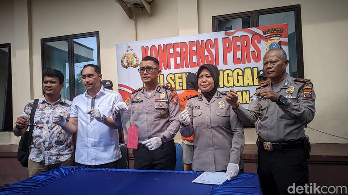 :Konferensi pers pengungkapan narkotika di Kapolsek Sunggal, pelaku menggunakan baju tahanan (Indah Mawarni/detikSumut)