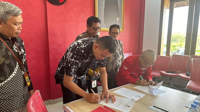 KPU Wonogiri saat klarifikasi enam caleg PDIP yang mundur, di Kantor DPC PDIP Wonogiri, Jumat (3/5/2024).