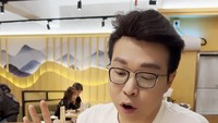 Sebagai dokter kulit, dr. Richard Lee membagikan informasi soal nutrisi salmon untuk kulit. Sekaligus mempromosikan produk kecantikannya yang berbasis DNA Salmon. Foto: Instagram dr.richard_lee
