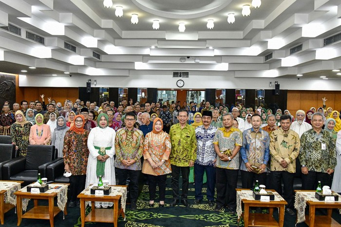 Lebih dari 300 pegawai di lingkungan Sekretariat Jenderal MPR menghadiri halalbihalal Idul Fitri 1445 H dan Pelepasan Pegawai Purnabakti.