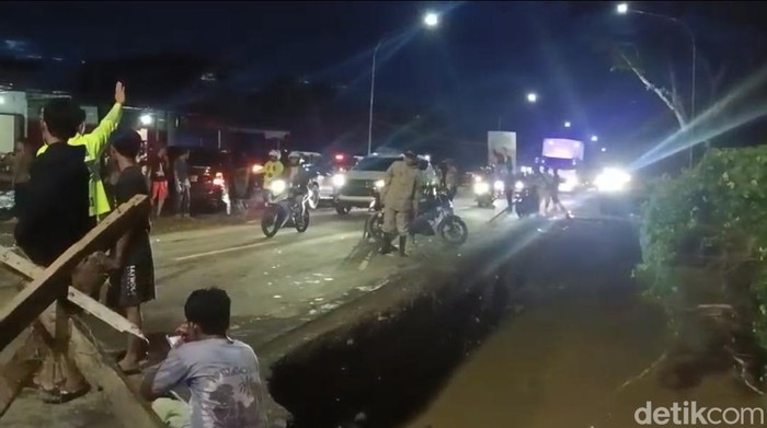 Arus lalu lintas di Jalan Poros Belopa-Makassar kembali normal setelah sempat lumpuh akibat banjir bandang menerjang Kabupaten Luwu, Sulawesi Selatan.