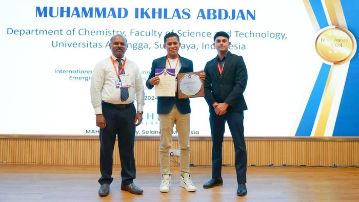 Mahasiswa doktoral Fakultas Sains dan Teknologi (FST) Universitas Airlangga (Unair) Muhammad Ikhlas Abdjan saat menerima penghargaan.