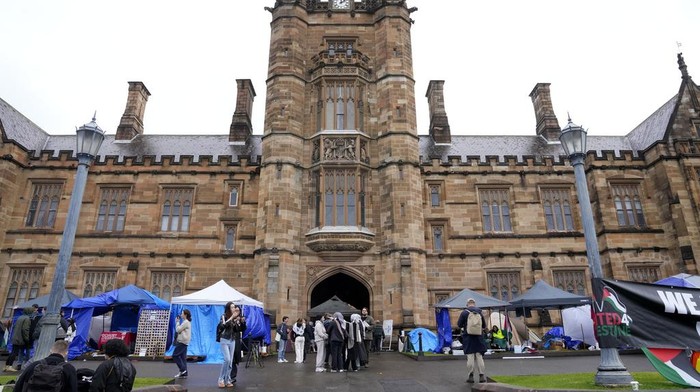 Mahasiswa Sydney melakukan aksi protes terhadap perang Israel-Hamas. Aksi itu dilakukan dengan menggelar tenda di depan Universitas Sydney.