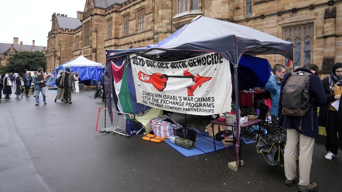 Mahasiswa Sydney melakukan aksi protes terhadap perang Israel-Hamas. Aksi itu dilakukan dengan menggelar tenda di depan Universitas Sydney.