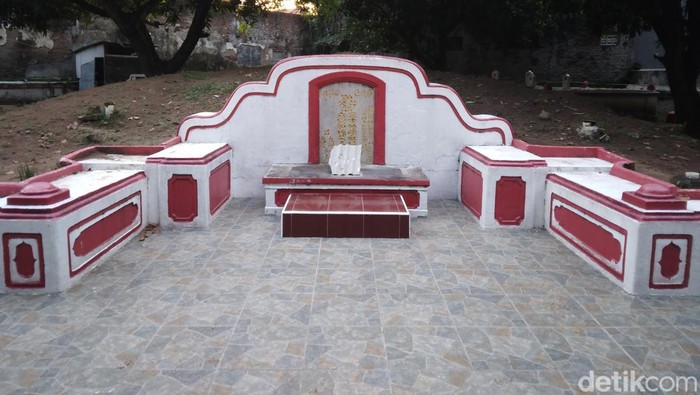 Makam Tumenggung Arya Wiracula atau Tan Sam Tjai Khong di Kota Cirebon
