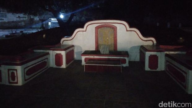 Makam Tumenggung Arya Wiracula atau Tan Sam Tjai Khong di Kota Cirebon