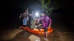 Perahu Karet Menembus Malam untuk Evakuasi Korban Banjir di Lebak