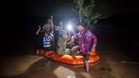 Proses evakuasi menggunakan perahu karet berlangsung hingga malam.