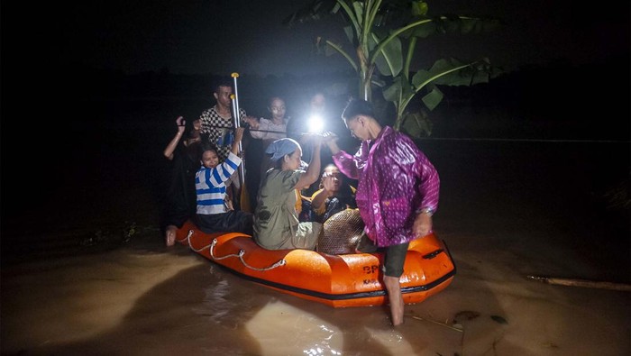 Warga menunggu evakuasi sanak saudaranya yang terdampak banjir di Kampung Cangkok, Lebak, Banten, Kamis (2/5/2024). Evakuasi dilakukan di daerah kawasan permukiman yang terisolasi banjir luapan Sungai Cibeureum yang dikhawatirkan akan meluas menyusul masih tingginya curah hujan di daerah itu. ANTARA FOTO/Muhammad Bagus Khoirunas/rwa.