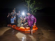 Perahu Karet Menembus Malam untuk Evakuasi Korban Banjir di Lebak