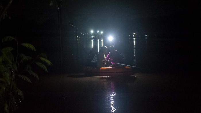 Warga menunggu evakuasi sanak saudaranya yang terdampak banjir di Kampung Cangkok, Lebak, Banten, Kamis (2/5/2024). Evakuasi dilakukan di daerah kawasan permukiman yang terisolasi banjir luapan Sungai Cibeureum yang dikhawatirkan akan meluas menyusul masih tingginya curah hujan di daerah itu. ANTARA FOTO/Muhammad Bagus Khoirunas/rwa.