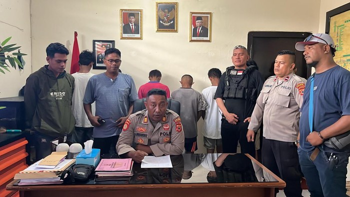 Empat remaja di Kabupaten Kepulauan Aru, Maluku, menggasak sound system dan mesin pompa air di SMP Negeri 2 Dobo.