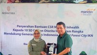PT Asuransi Jiwa Inhealth Indonesia (Mandiri Inhealth) yang diwakili oleh Direktur Utama Mandiri Inhealth, Budi Tampubolon menyerahkan bantuan CSR kepada 10 SD Binaan Otorita IKN dalam rangka mendukung Generasi Emas Indonesia & Smart Forest City IKN.  