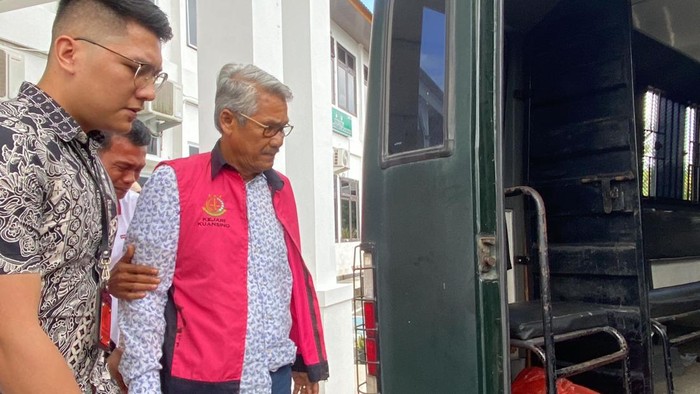 Mantan Bupati Kuansing, Sukarmis saat akan memasuki mobil tahanan untuk selanjutnya ditahan. (dok Istimewa)
