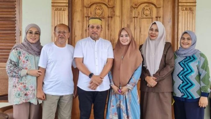 Mantan Wakil Bupati Kabupaten Jeneponto Paris Yasir (tengah) saat bertemu mantan Bupati, Iksan Iskandar (kanan). Dok istimewa