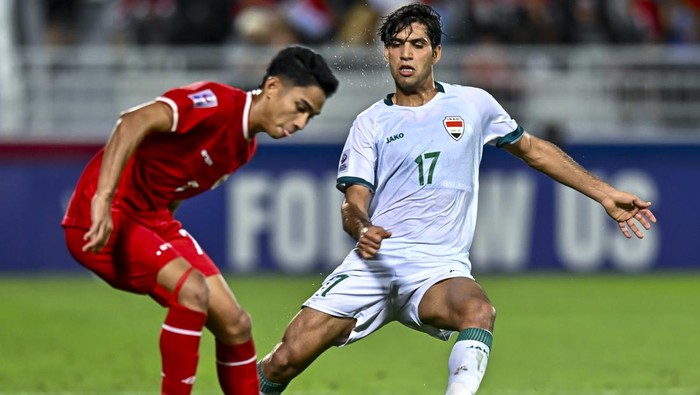 Mustafa Saadoon Al-Korji (R) of Iraq is battling for the ball with Marselino Ferdinan of Indonesia during the AFC U23 Asian Cup Qatar 2024 third-place match between Indonesia and Iraq at Abdullah Bin Khalifa Stadium in Doha, Qatar, on May 2, 2024. (Photo by Noushad Thekkayil/NurPhoto via Getty Images)