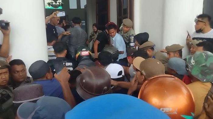 Massa aksi memaksa masuk ke dalam Kantor Bupati Asahan. Mereka protes jalan rusak yang tak kunjung diperbaiki. (Perdana Ramadhan/detikSumut)