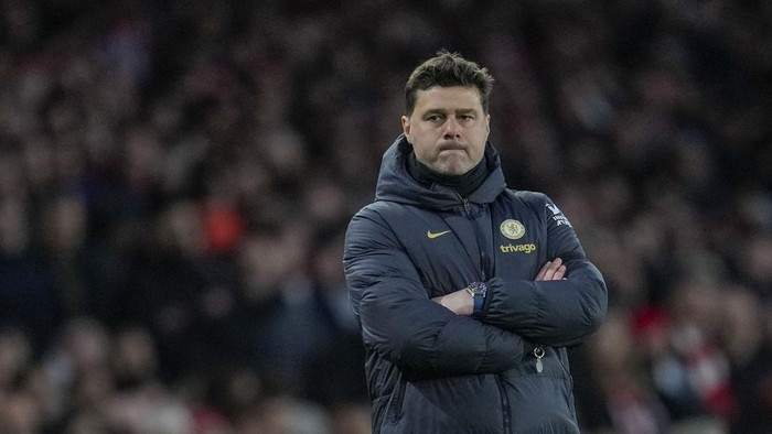 Chelseas head coach Mauricio Pochettino reacts during the English Premier League soccer match between Arsenal and Chelsea at Emirates Stadium in London, Tuesday, April 23, 2024. (AP Photo/Kin Cheung)