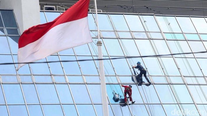 Kemnaker baru saja meluncurkan Dokumen Program Keselamatan dan Kesehatan Kerja (K3) Nasional 2024–2029. Program ini untuk melindungi para pekerja.