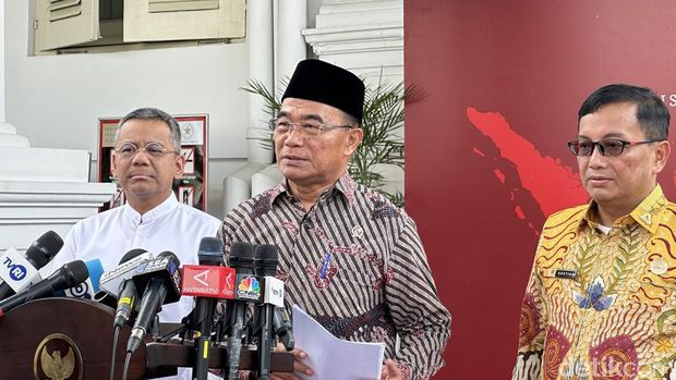 Menko PMK Muhadjir Effendy menyampaikan hasil rapat bersama Presiden Jokowi soal penanganan erupsi Gunung Ruang (Isal M/detikcom)