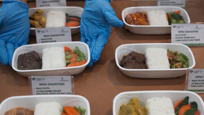Chef (juru masak) Aerofood ACS menunjukkan contoh hidangan untuk jamaah calon haji selama dalam penerbangan di Asrama Haji Embarkasi Surabaya (AHES), Surabaya, Jawa Timur, Jumat (3/5/2024). Kegiatan tes makanan itu untuk menunjukkan dan memastikan standardisasi makanan yang disajikan kepada jamaah calon haji selama dalam penerbangan. ANTARA FOTO/Didik Suhartono/aww.