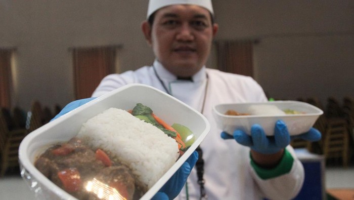 Menu makanan jamaah calon haji di pesawat Chef (juru masak) Aerofood ACS menunjukkan contoh hidangan untuk jamaah calon haji selama dalam penerbangan di Asrama Haji Embarkasi Surabaya (AHES), Surabaya, Jawa Timur, Jumat (3/5/2024). Kegiatan tes makanan itu untuk menunjukkan dan memastikan standardisasi makanan yang disajikan kepada jamaah calon haji selama dalam penerbangan. ANTARA FOTO/Didik Suhartono/aww.